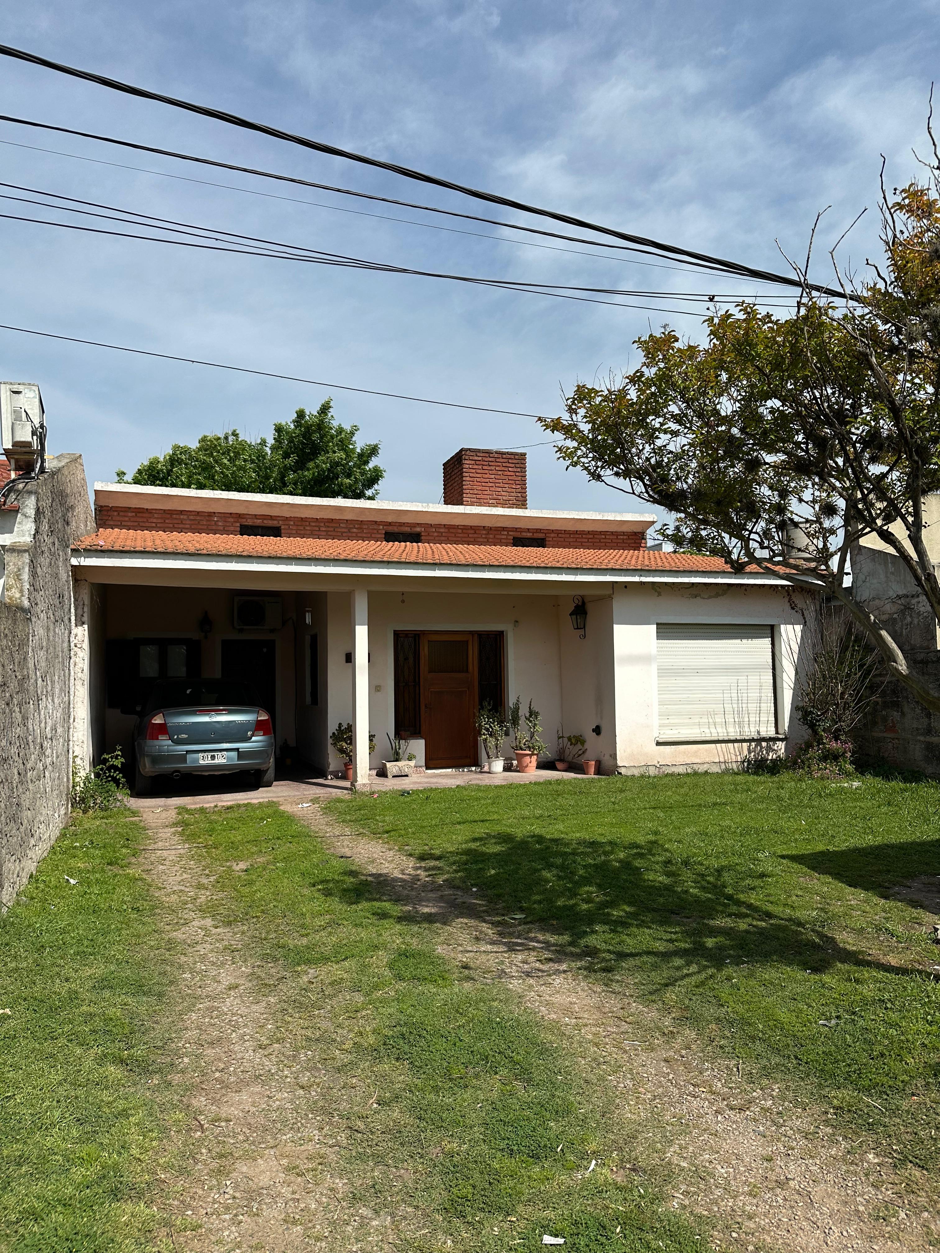 Casa con quincho sobre Av. Mariano Acosta